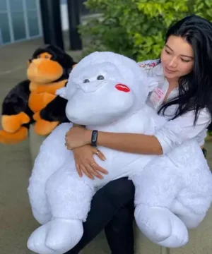 Peluche de Gorila Blanco con Beso en la Mejilla Mediano Sentado Tierno